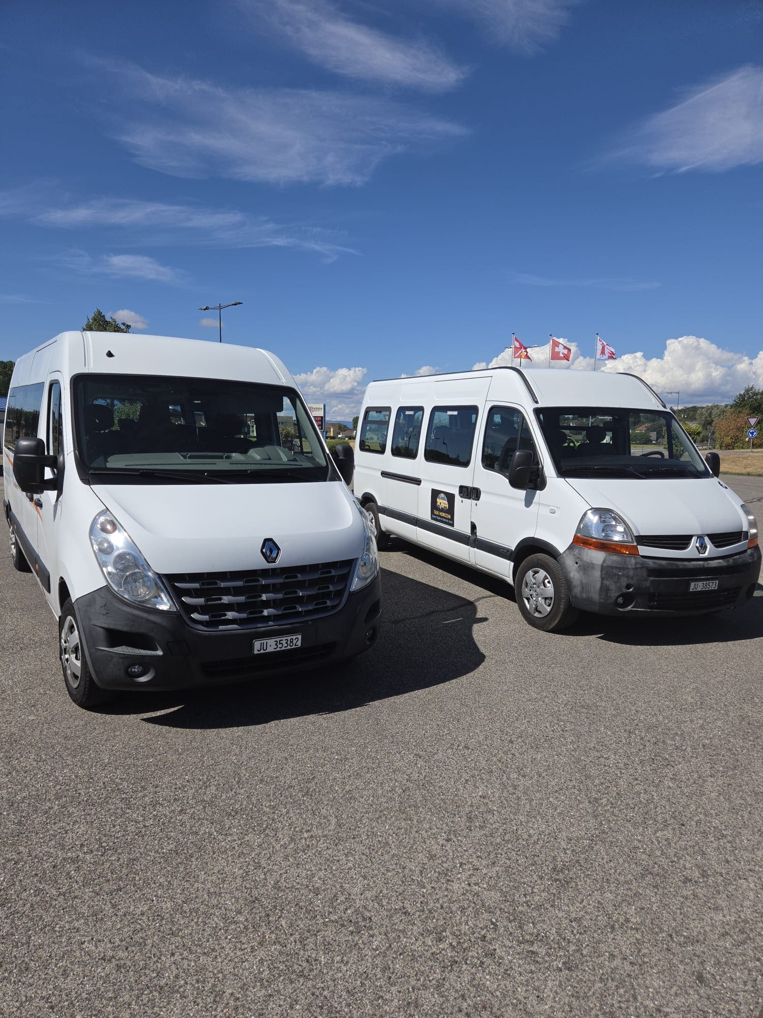 Deux bus blancs Taxi Horizon pour les transports de groupe dans le Jura et à Porrentruy